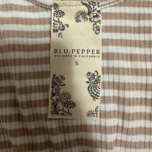 Blu Pepper ruffled blouse. - Picture 5 of 5